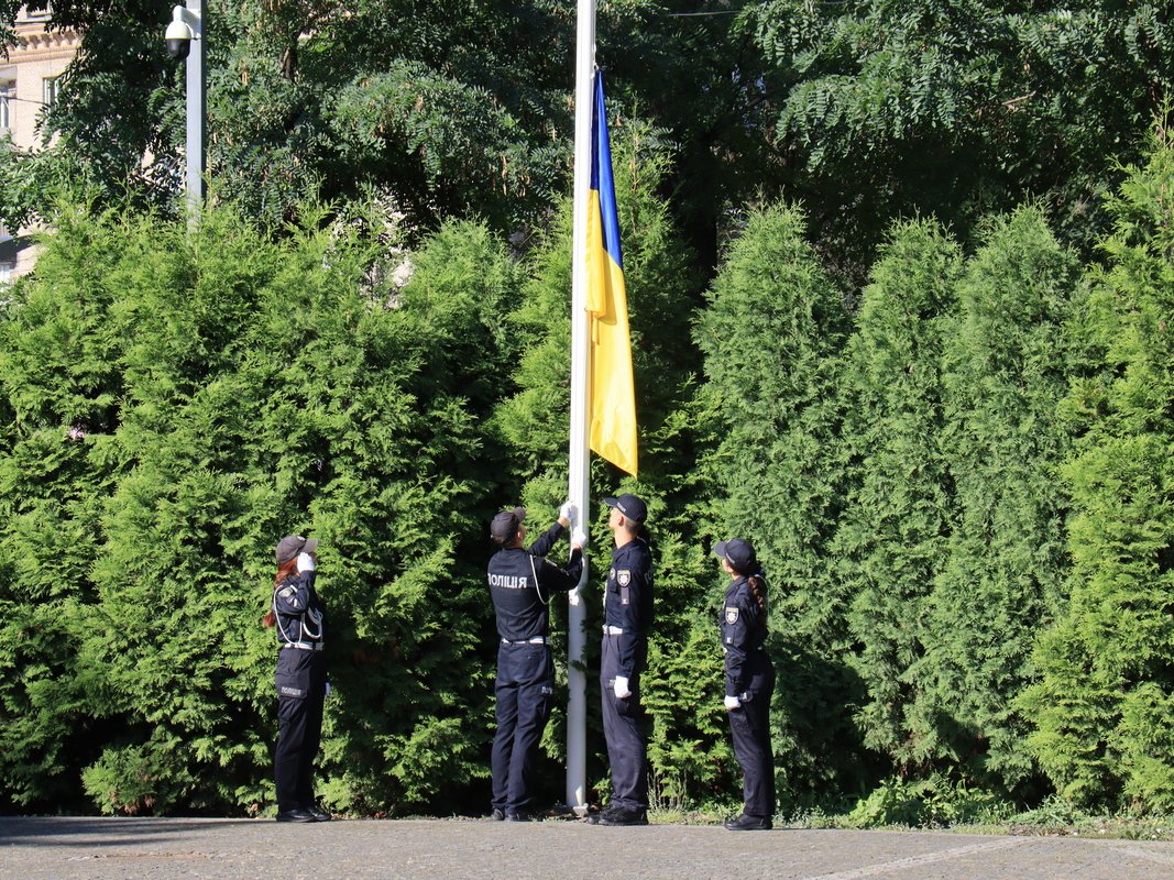 А еще — подняли флаг