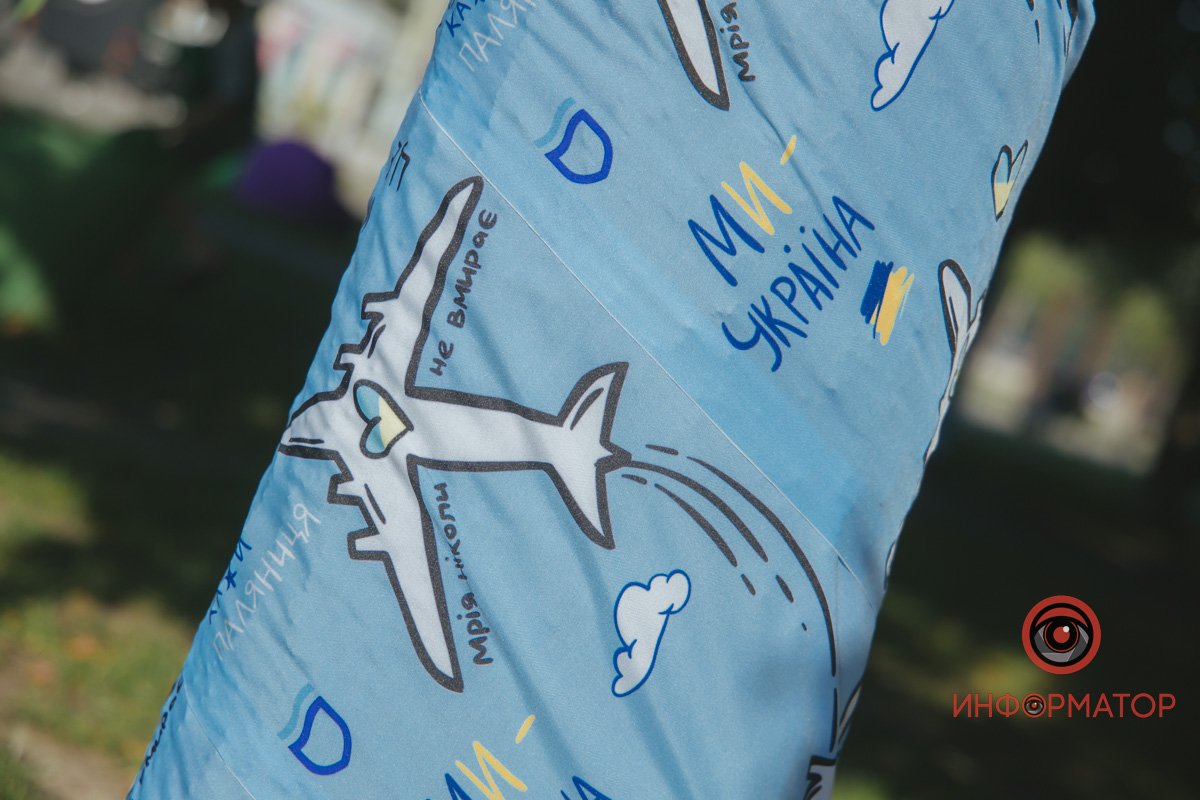 До Дня Незалежності у Дніпрі оновили прикраси на деревах