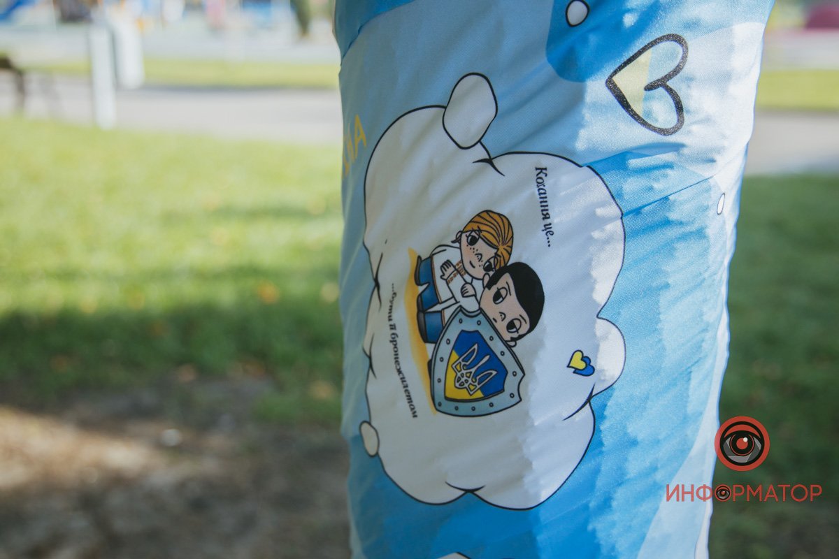 Мешканці «огорнули» дерева в різні малюнки