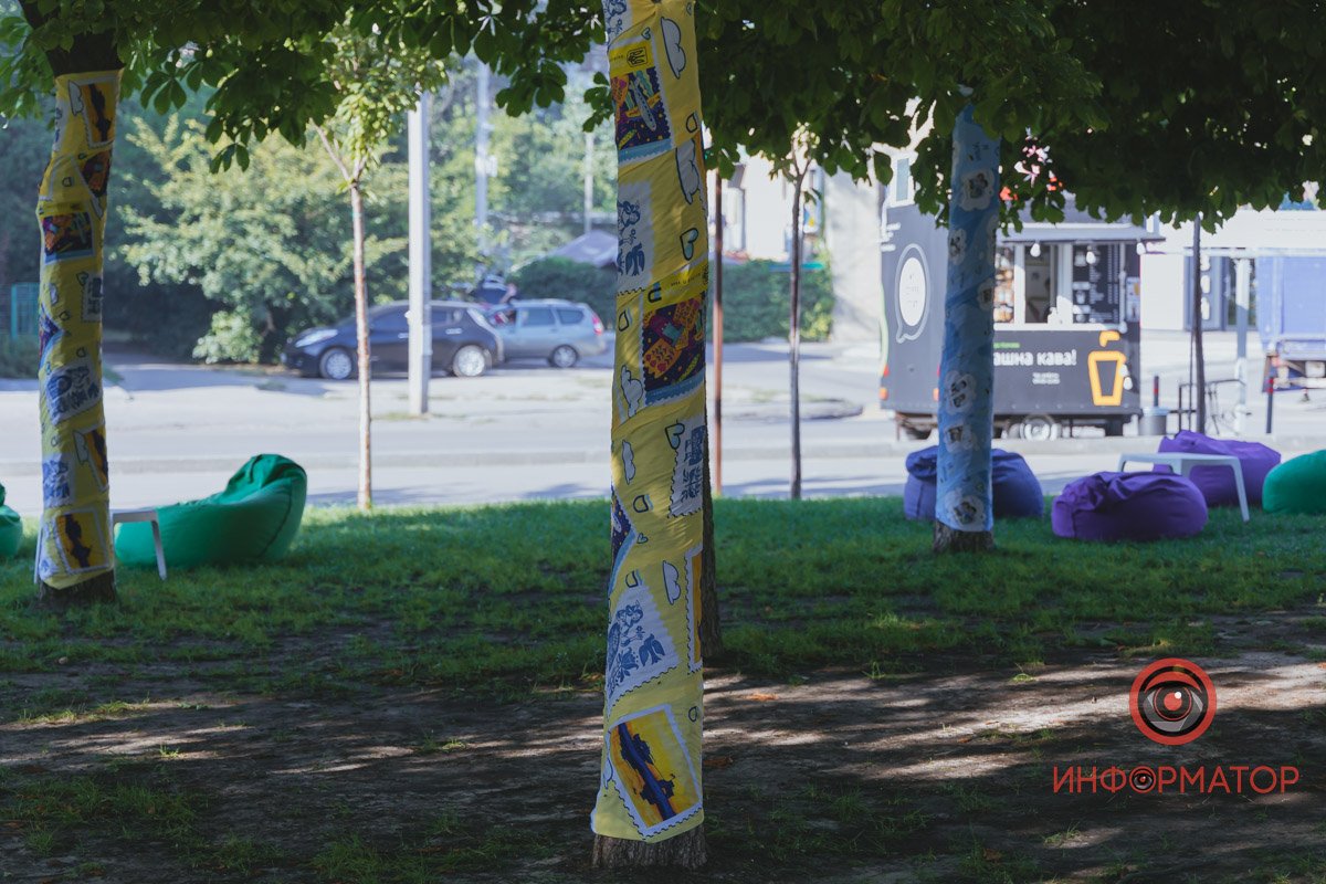 Тепер можна сидіти на пуфіках та насолоджуватися красою