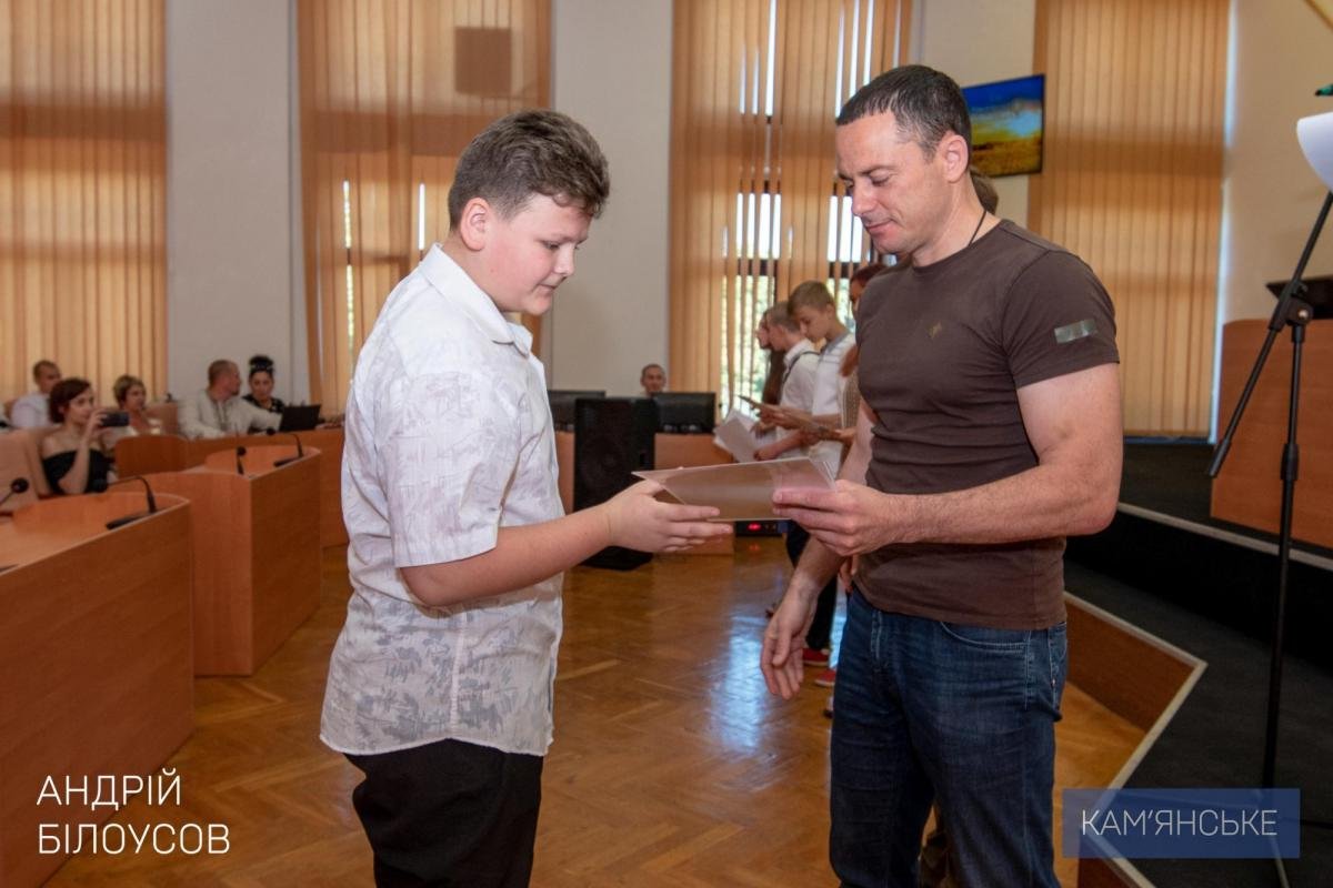В День Незалежності мер Кам'янського та начальник Кам'янської військової адміністрації Олег Гапіч вручили перші паспорти молодим кам'янчанам