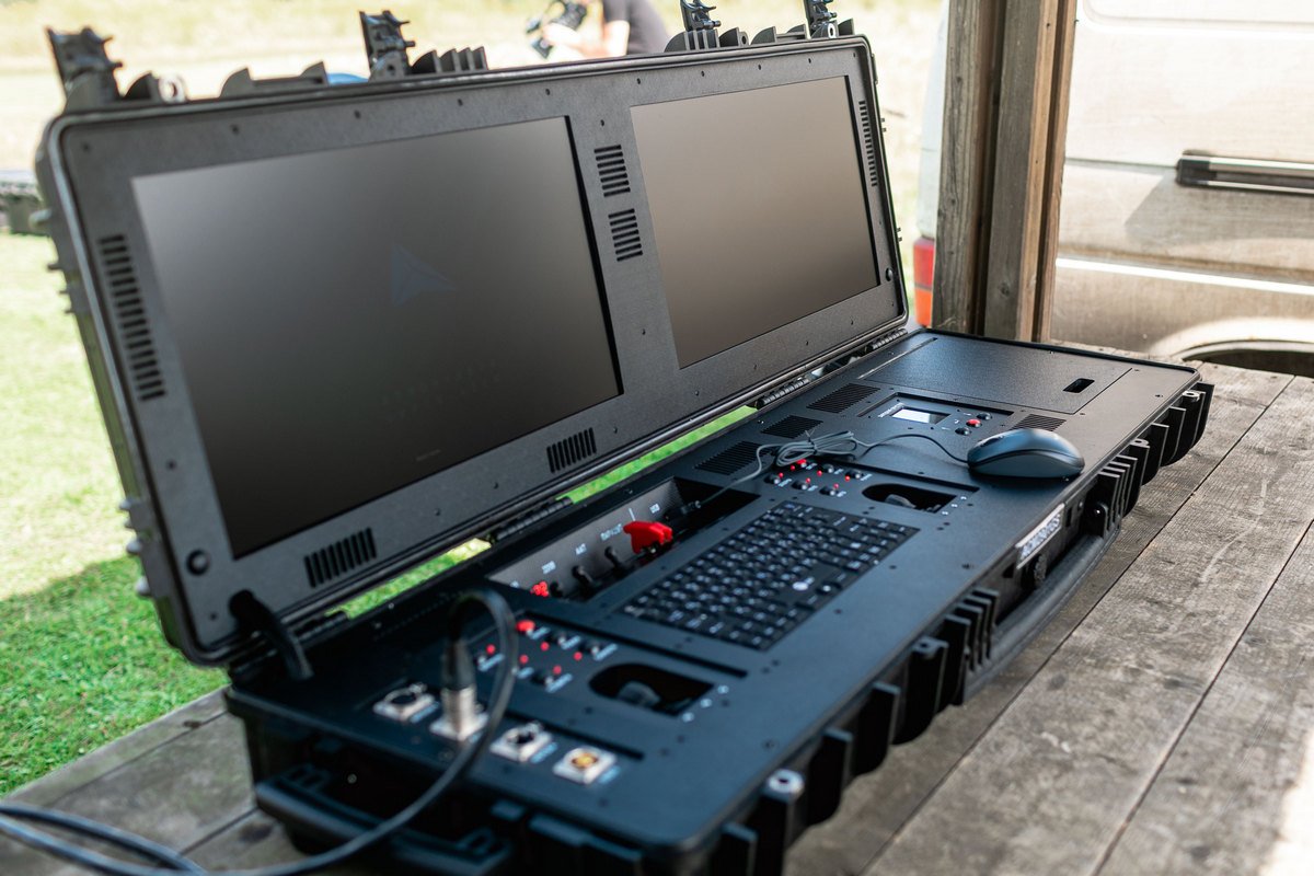 Оснащены камерами и наземными пунктами управления и обработки информации