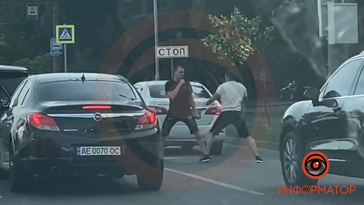 В Днепре на Набережной Победы двое мужчин подрались посреди дороги: видео