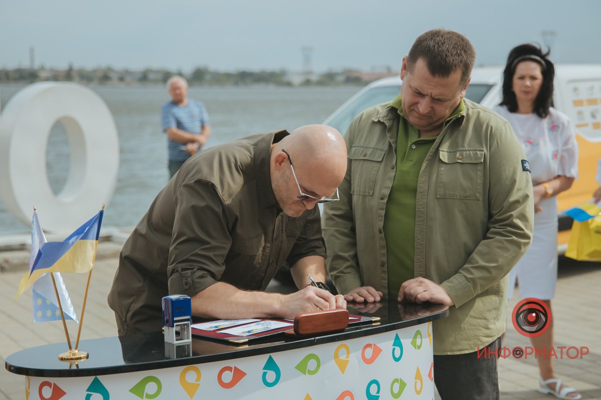В Днепре презентовали новую марку "Свободные, Несокрушимые, Непобедимые" от "Укрпочты" 6