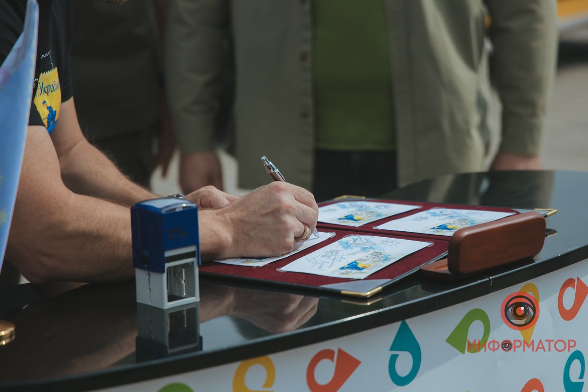 В Днепре презентовали новую марку "Свободные, Несокрушимые, Непобедимые" от "Укрпочты" 4