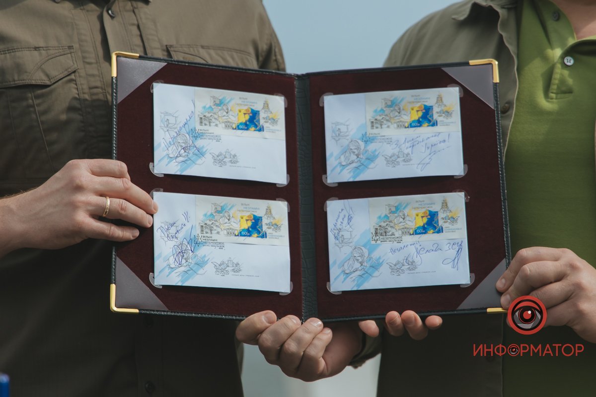 В Днепре презентовали новую марку "Свободные, Несокрушимые, Непобедимые" от "Укрпочты" 3