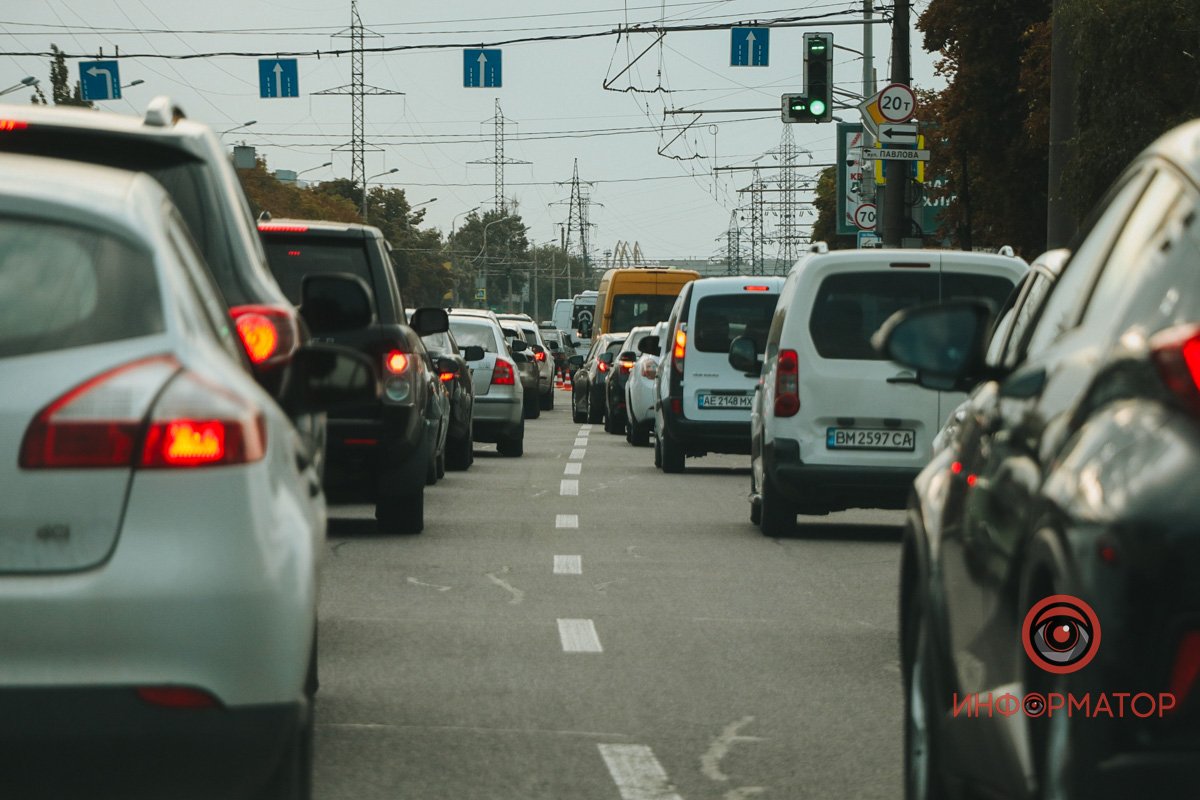 Заняты две правые полосы по Набережной Заводской в направлении Паруса