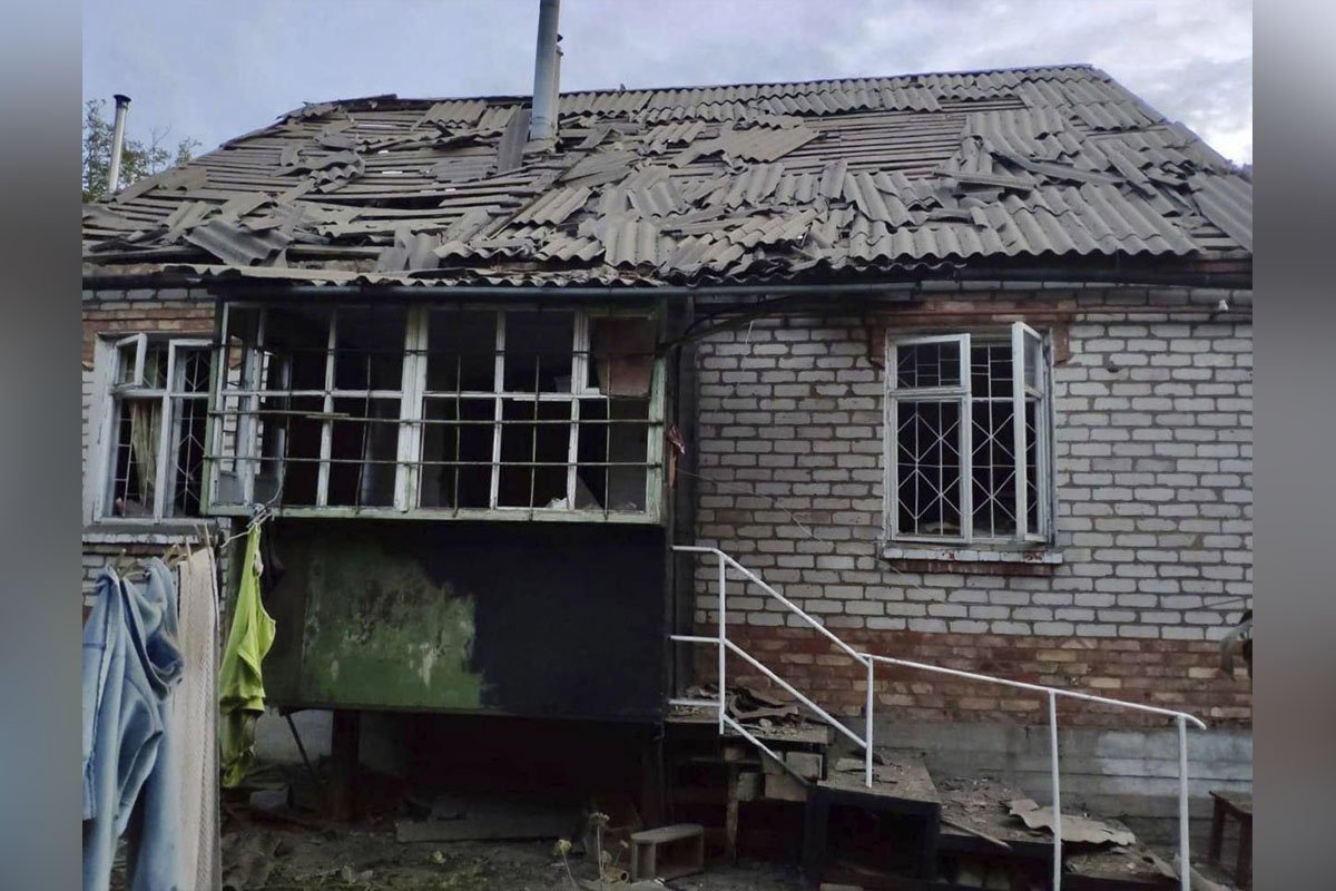 Вони понівечили кілька житлових будинків та авто