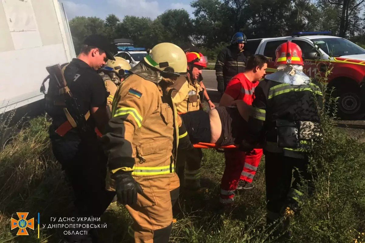 До приїзду рятувальників його дістали з машини свідки До приїзду рятувальників його дістали з машини свідки