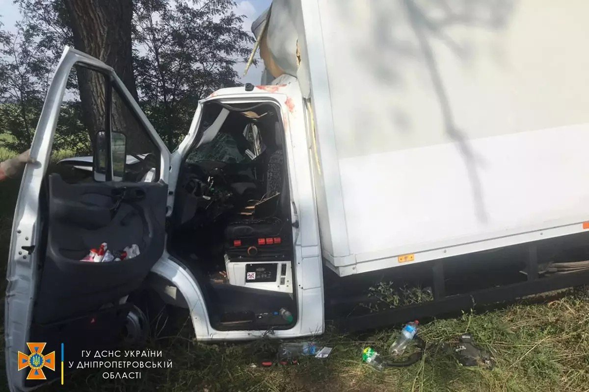 Там Mercedes Sprinter зіштовхнувся з вантажівкою DAF, з'їхав з дороги та врізався у дерево Там Mercedes Sprinter зіштовхнувся з вантажівкою DAF, з'їхав з дороги та врізався у дерево