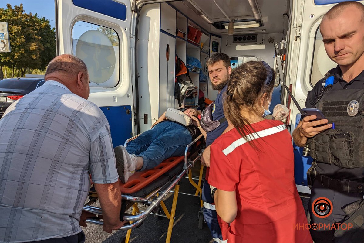 Жінці надають допомогу