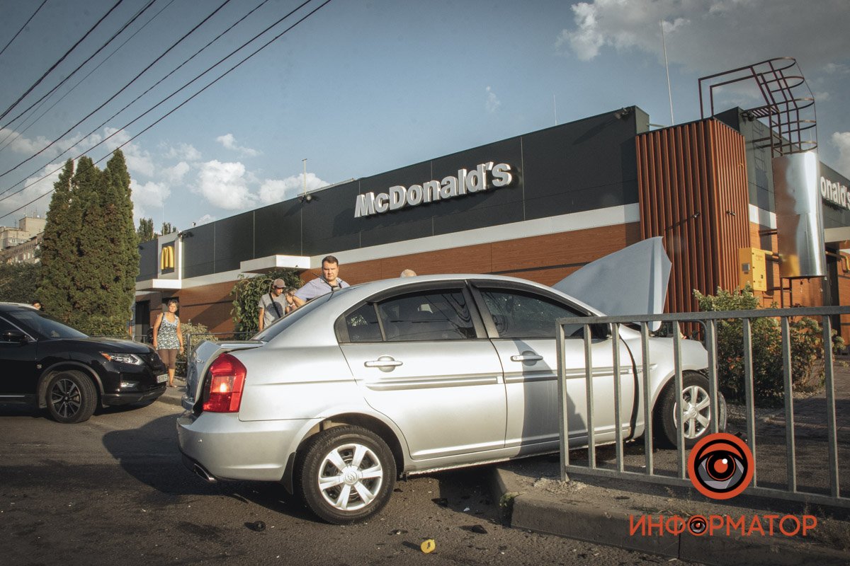 Hyundai вилитів на тротуар