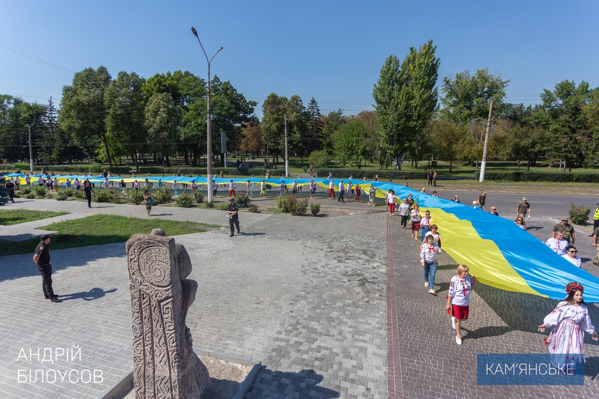 Возложение цветов, награждение и патриотическая акция: как в Каменском почтили память защитников 1