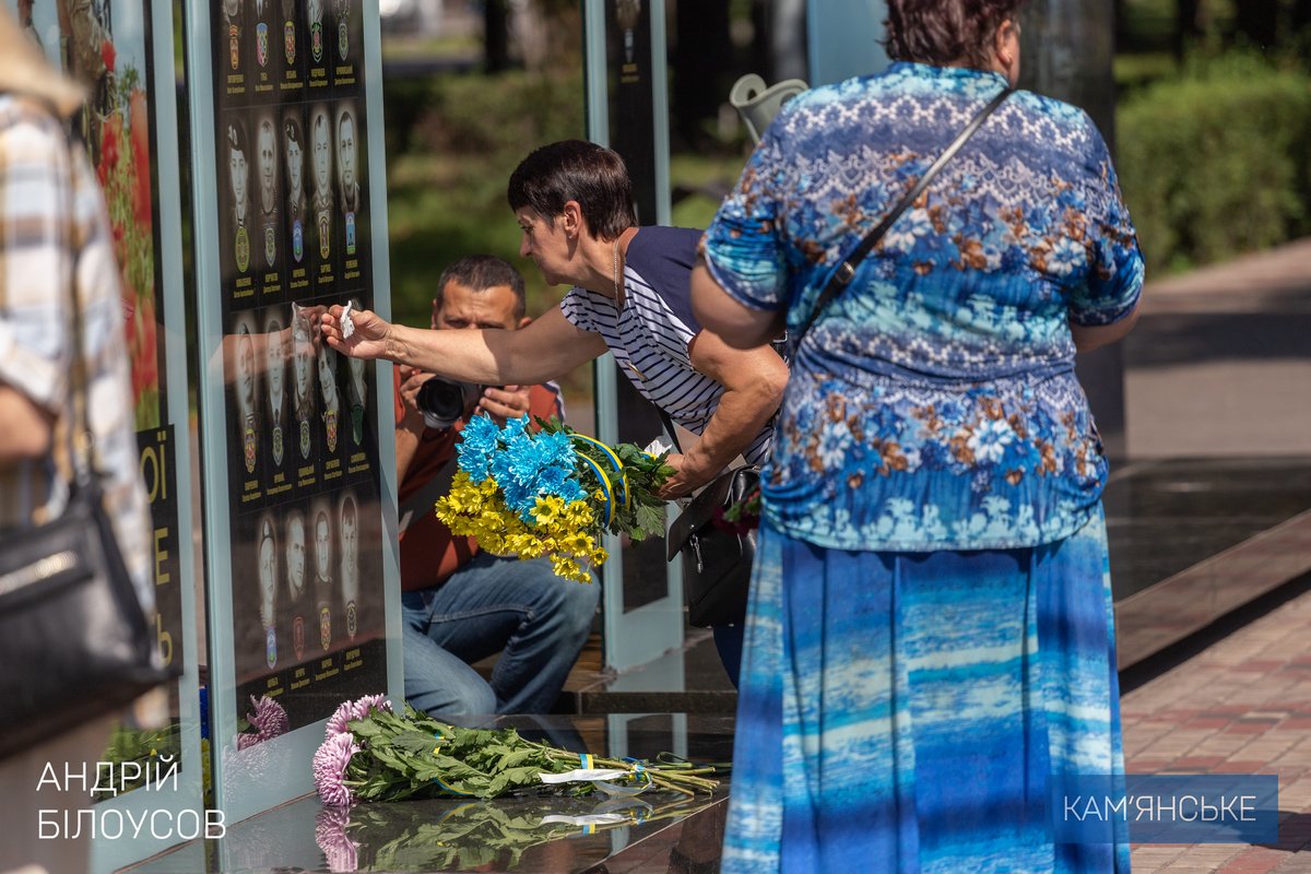 Возложение цветов, награждение и патриотическая акция: как в Каменском почтили память защитников 3