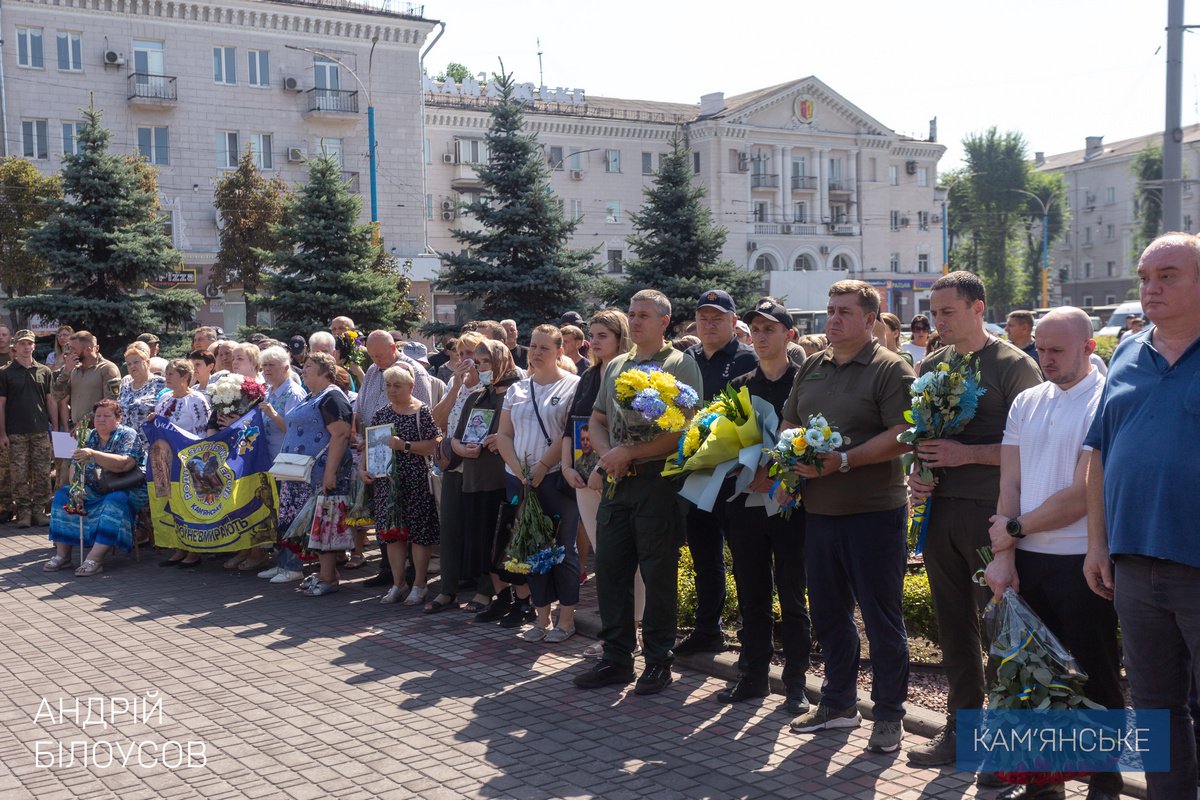 Возложение цветов, награждение и патриотическая акция: как в Каменском почтили память защитников 4