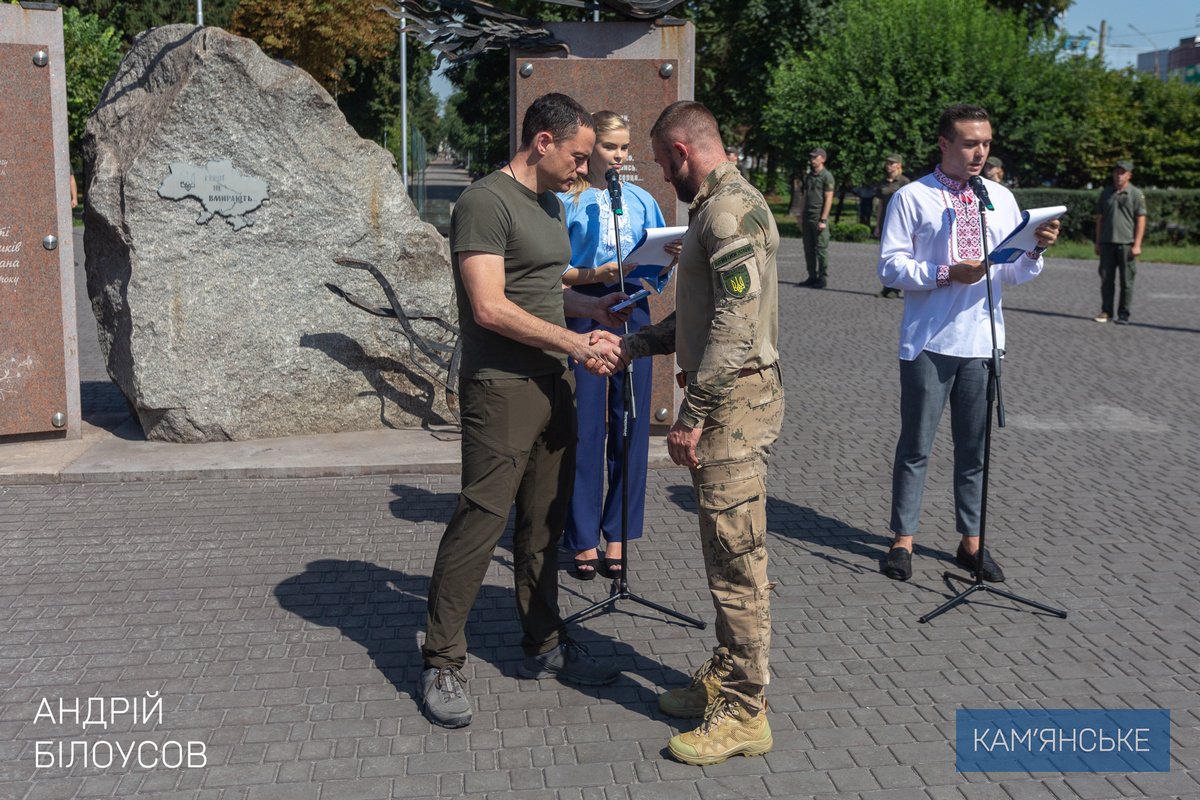 Возложение цветов, награждение и патриотическая акция: как в Каменском почтили память защитников 6