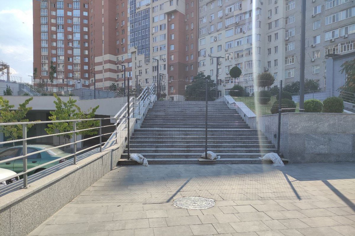 Вхід досі зачинений