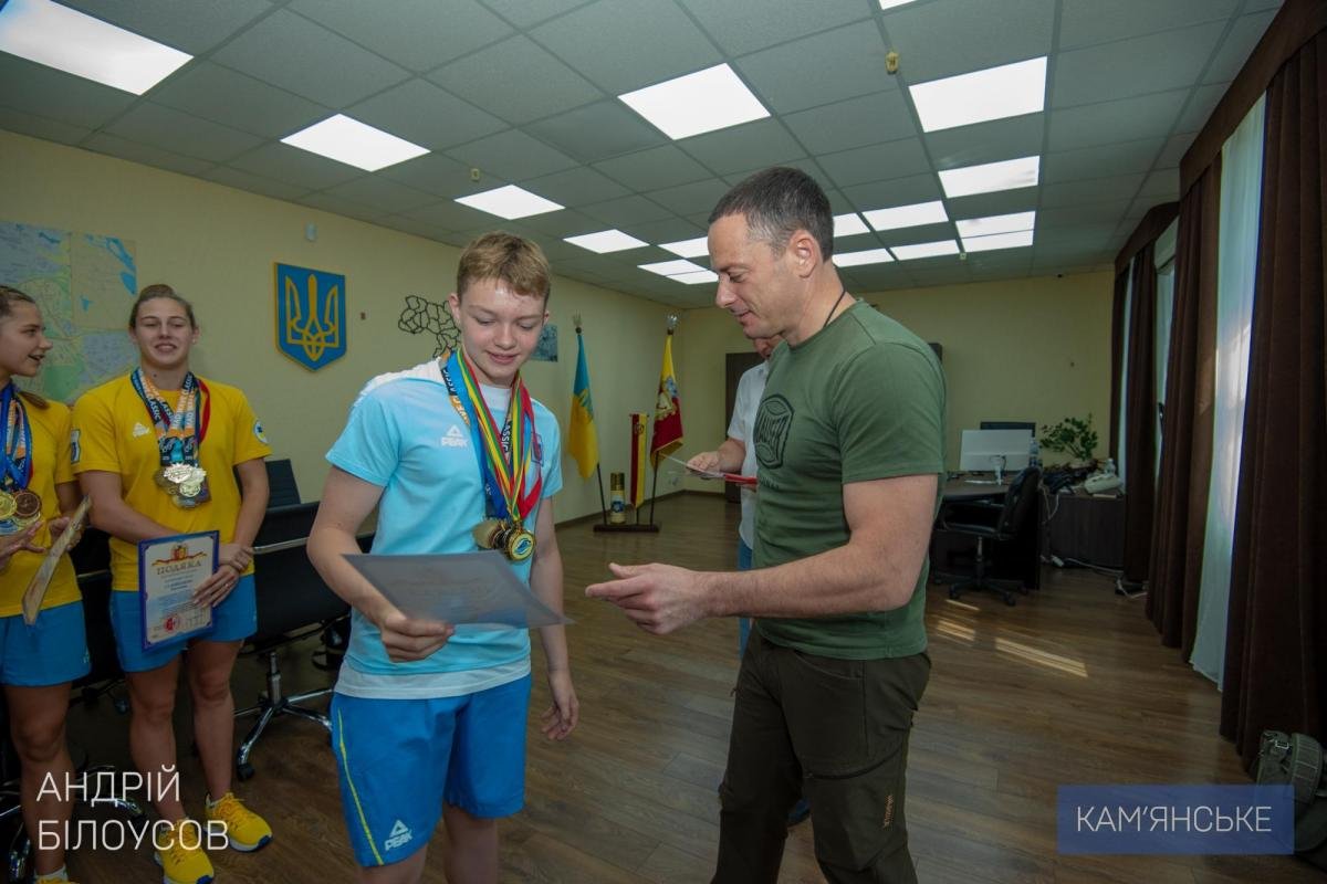 Також він вручив Подяки та грошовий сертифікат Чемпіонам, їхньому тренеру Андрію Сидорченко та директору ДЮСШ №5 Дмитру Краєвському Також він вручив Подяки та грошовий сертифікат Чемпіонам, їхньому тренеру Андрію Сидорченко та директору ДЮСШ №5 Дмитру Краєвському