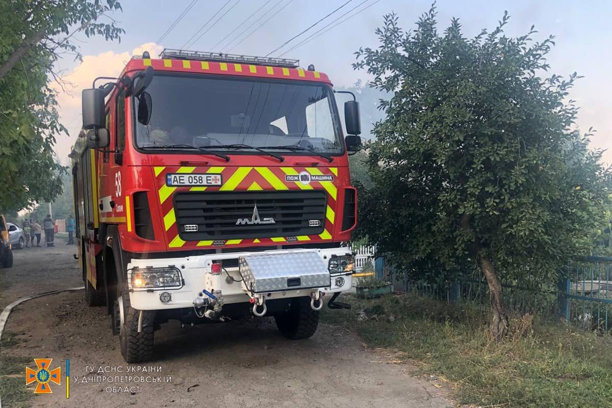 Вогонь охопив сінник, сарай та дах одноповерхового будинку Вогонь охопив сінник, сарай та дах одноповерхового будинку
