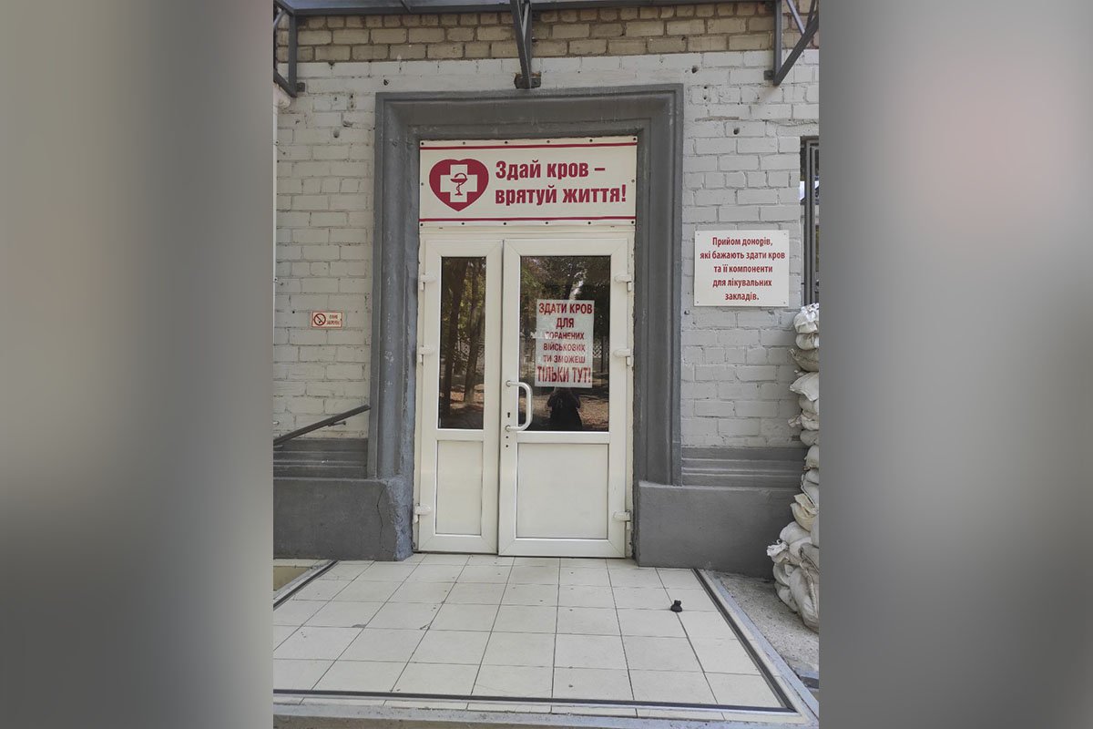 Заходити треба у ці двері Заходити треба у ці двері