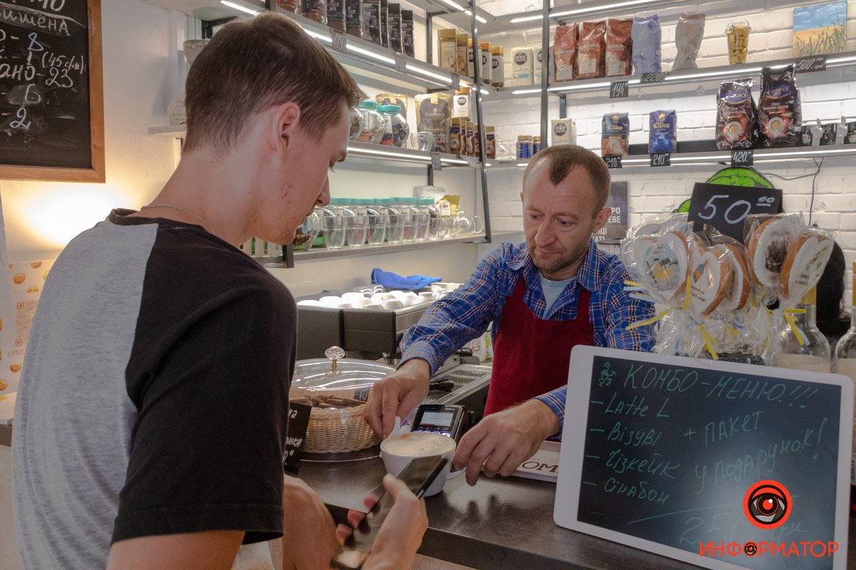 Володимир Лихачов приготував каву відвідувачу