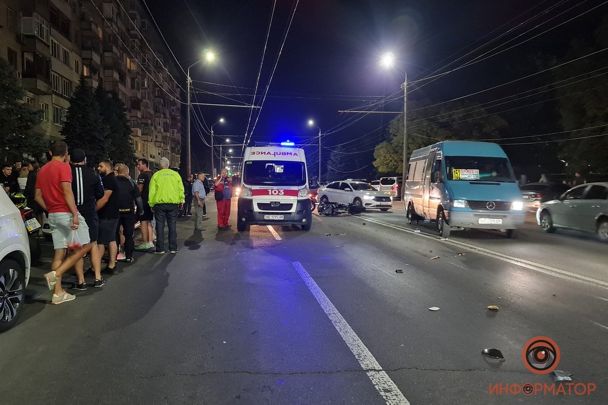 Дівчина переходила Січеславську Набережну по пішохідному переходу Дівчина переходила Січеславську Набережну по пішохідному переходу