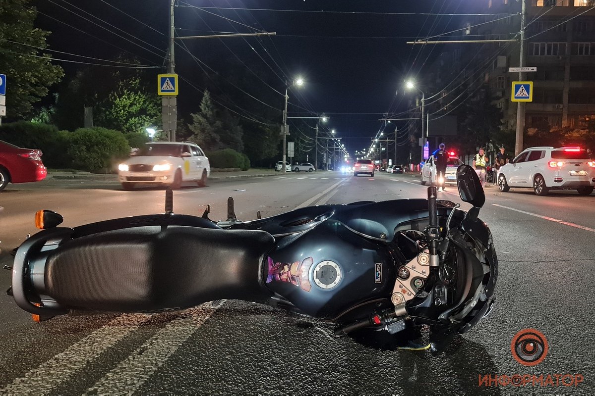 Швидка доставила дівчину до лікарні імені Мечникова Швидка доставила дівчину до лікарні імені Мечникова