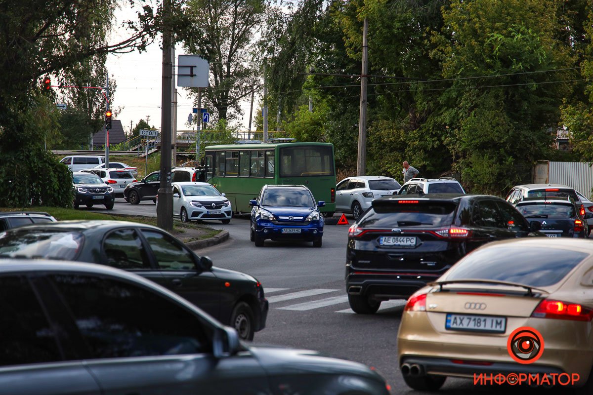 У бік Амурського мосту зібралась величезна пробка У бік Амурського мосту зібралась величезна пробка