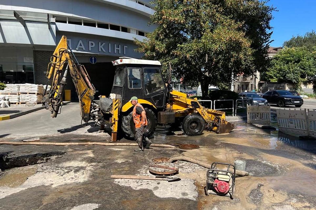 Вулицю Глінки заливають нечистоти Вулицю Глінки заливають нечистоти