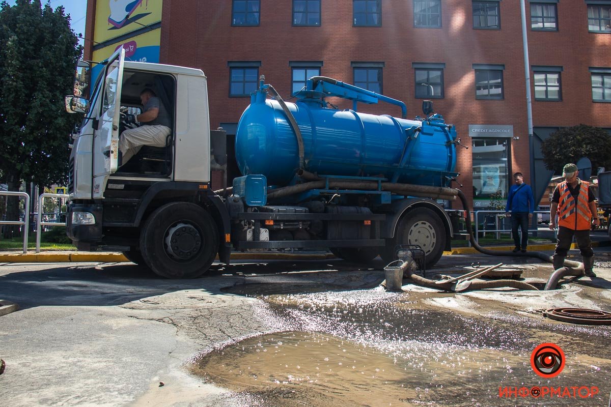 Вулицю Глінки заливає вода