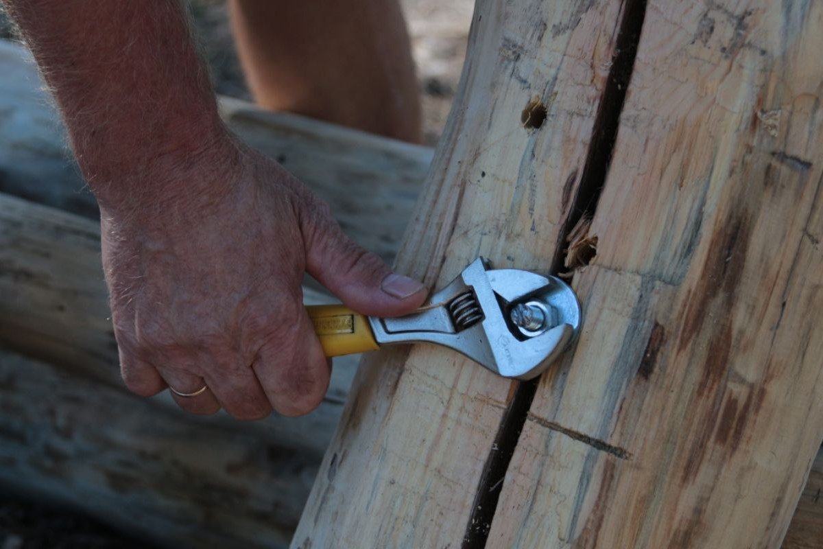 Лавки виготовляють комунальники власноруч Лавки виготовляють комунальники власноруч