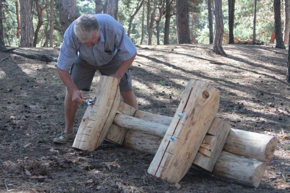 У Дніпрі у “Сосновому сквері” на житловому масиві Придніпровський встановили сучасні лавки із дерев У Дніпрі у “Сосновому сквері” на житловому масиві Придніпровський встановили сучасні лавки із дерев
