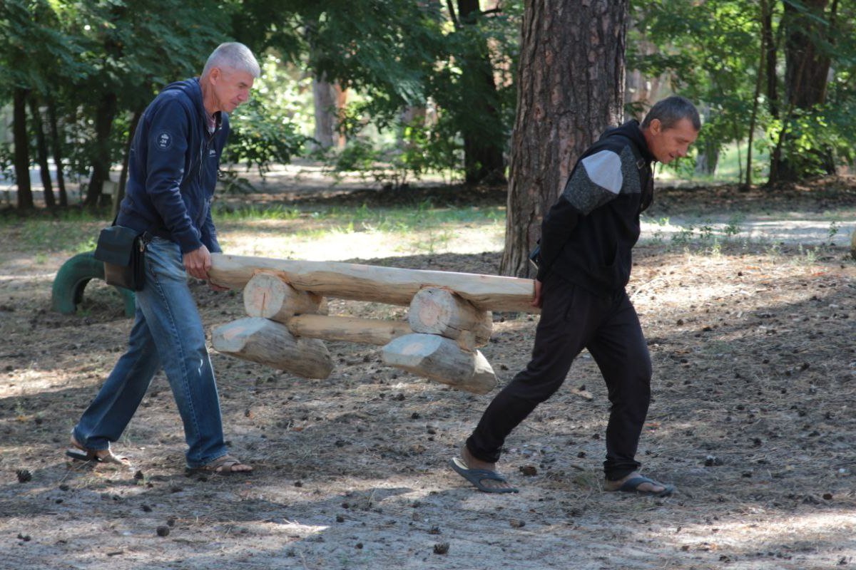 Підприємство лишень закупило стяжки та шурупи для збору конструкції Підприємство лишень закупило стяжки та шурупи для збору конструкції