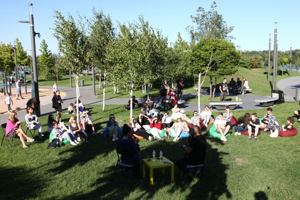 Бесіда під відкритим небом Бесіда під відкритим небом