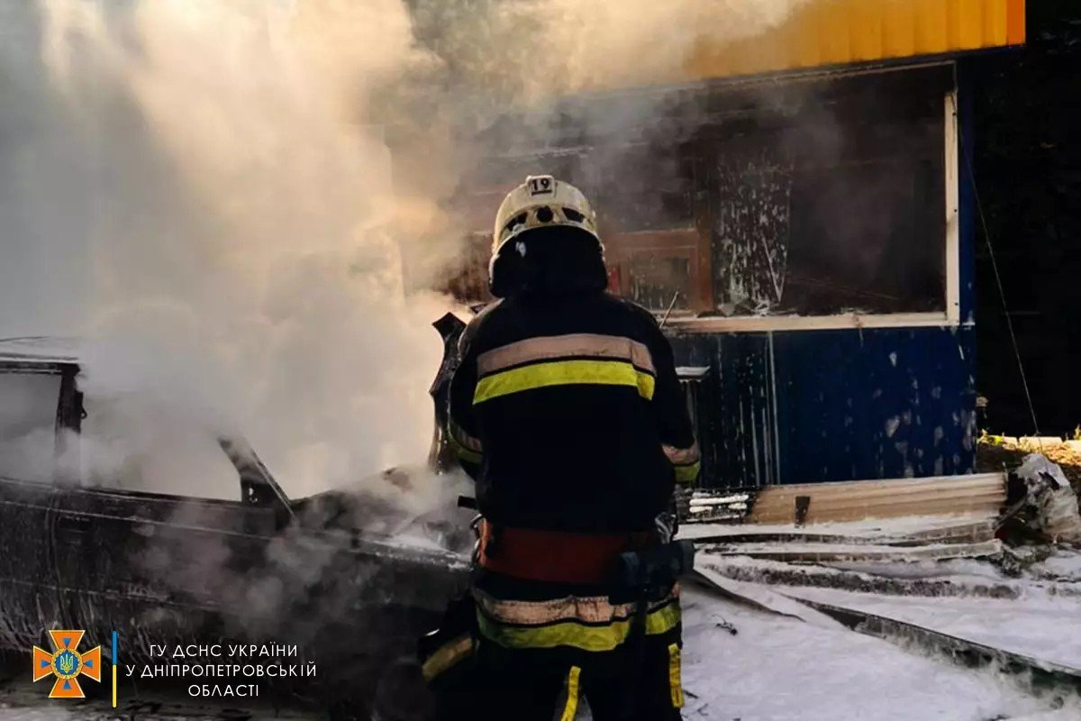 У Дніпрі на вулиці Данила Нечая вогонь повністю охопив Renault У Дніпрі на вулиці Данила Нечая вогонь повністю охопив Renault