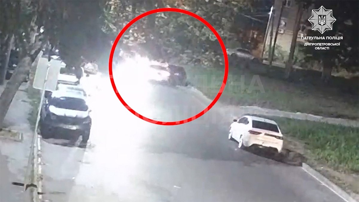У Дніпрі п'яний водій Lexus врізався у припаркований BMW та втік: відео моменту