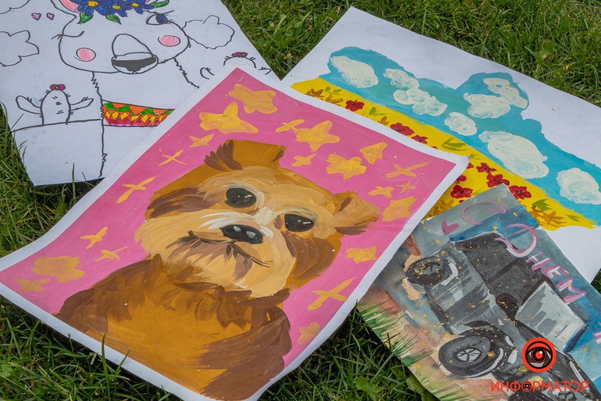 Дівчина малює картини та продає їх