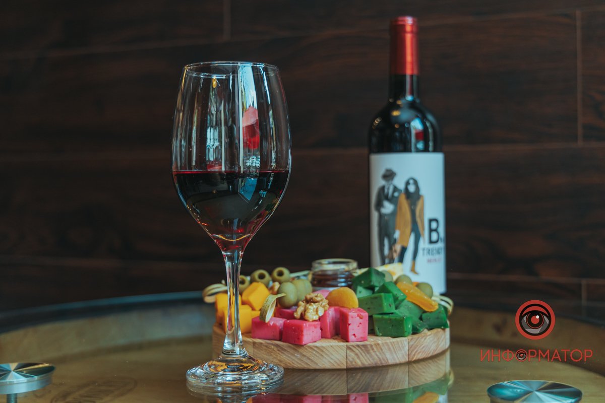Особливо прекрасно ці вина пасують до твердих сирів