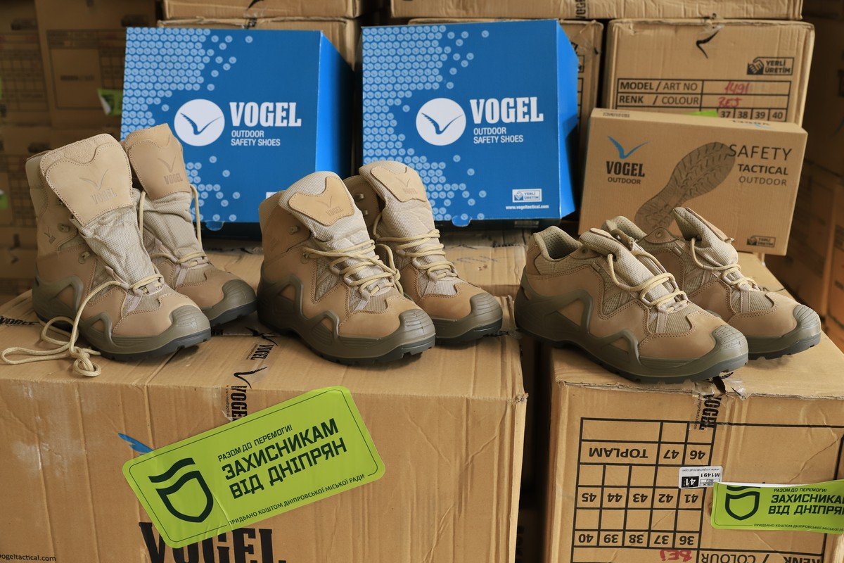 Днепр передал военным 7,5 тысяч пар водостойких тактических берцев