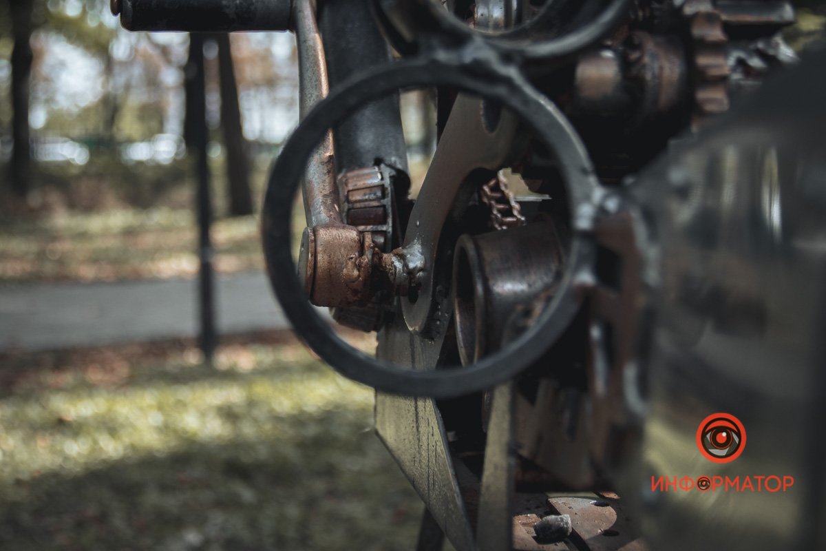 Он посвятил ее студентам и преподавателям факультета систем и средств массовой коммуникации