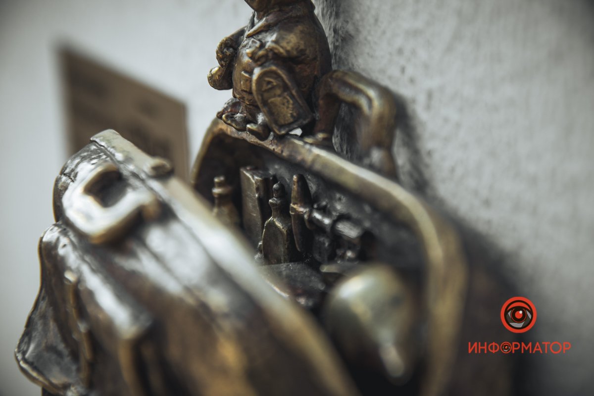 В Днепре открыли 13 мини-скульптуру - лекарственный чемодан с котом