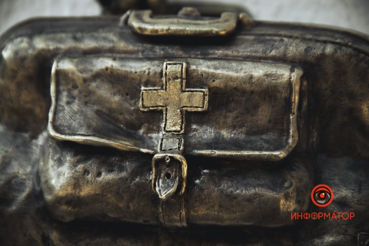 Получил прозвище "народный" врач