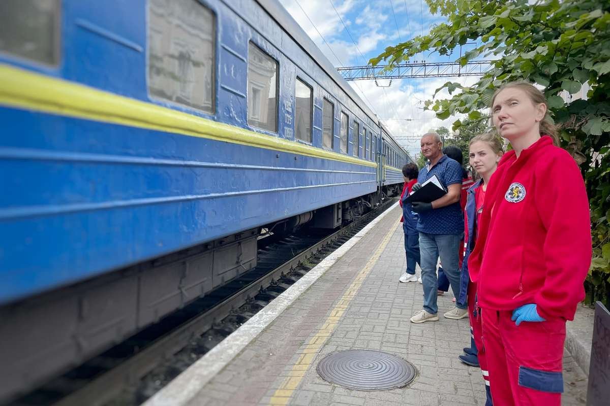 Евакуаційним потягом дітей доправили до Львова Евакуаційним потягом дітей доправили до Львова