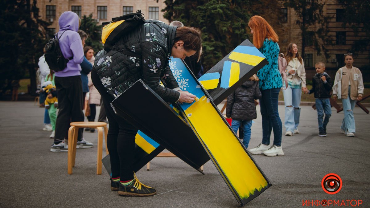В Днепре на Героев Майдана расписывают противотанковых ежей