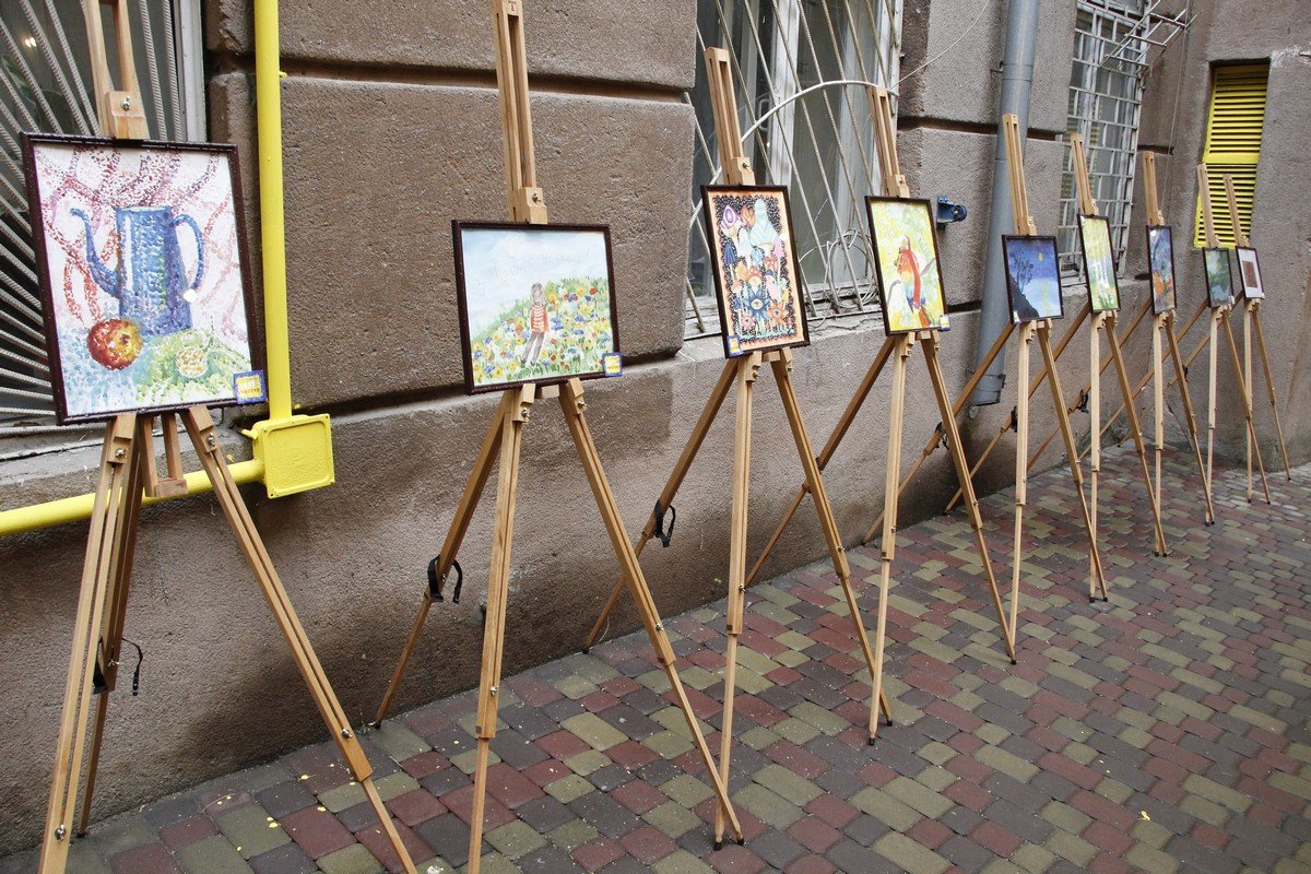 Для оздоблення вони обрали патріотичні та яскраві кольори