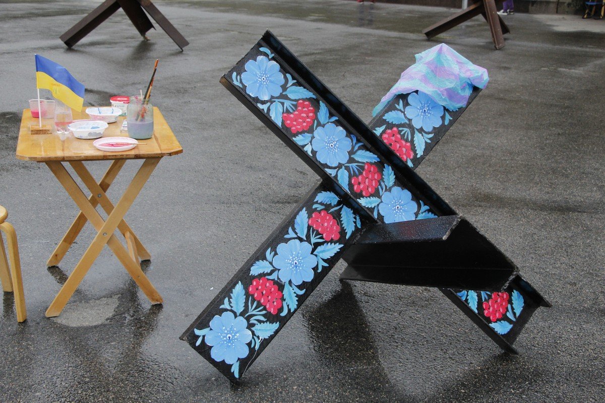 Тепер кожен «їжак» буде оздоблений Петриківським розписом та трафаретними малюнками