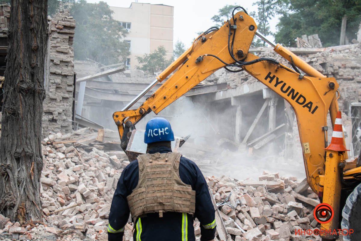 Как выглядит центр Днепра, куда попала российская ракета после Дня города 11