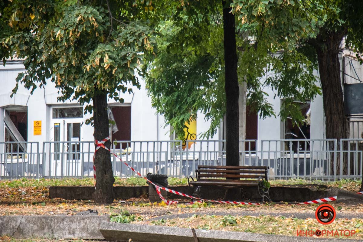 Как выглядит центр Днепра, куда попала российская ракета после Дня города 16