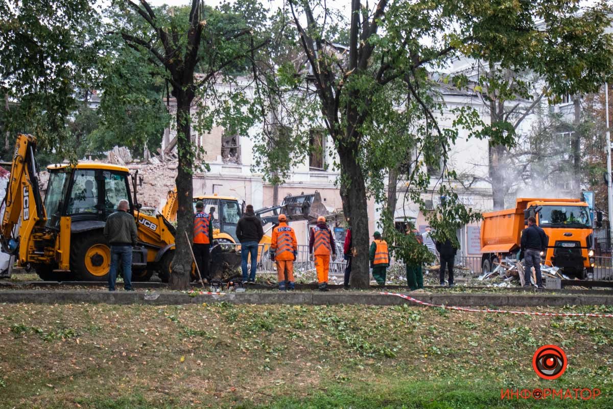 Как выглядит центр Днепра, куда попала российская ракета после Дня города 17