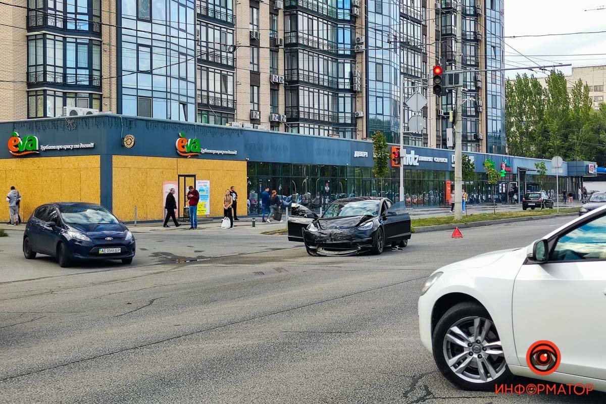 На Набережну Перемоги і там в нього врізалась Audi На Набережну Перемоги і там в нього врізалась Audi